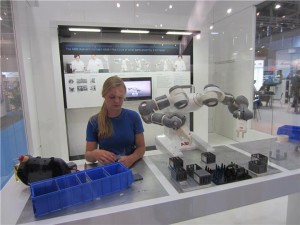 automatica_2012_dual-arm-concept-robot_presentation